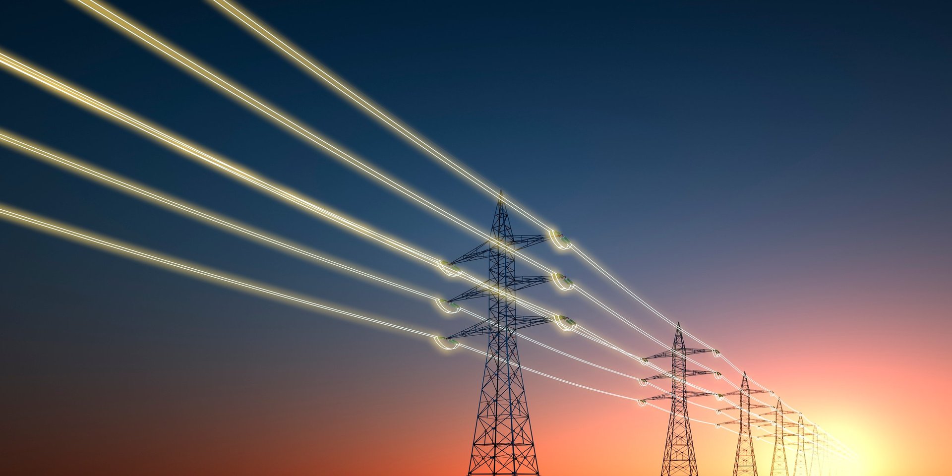 Torres de transmisión eléctrica al atardecer
